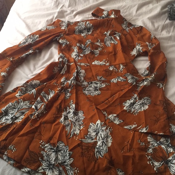 Off the shoulder floral dress 🍂🍁🍁🔥🔥 - Picture 4 of 7